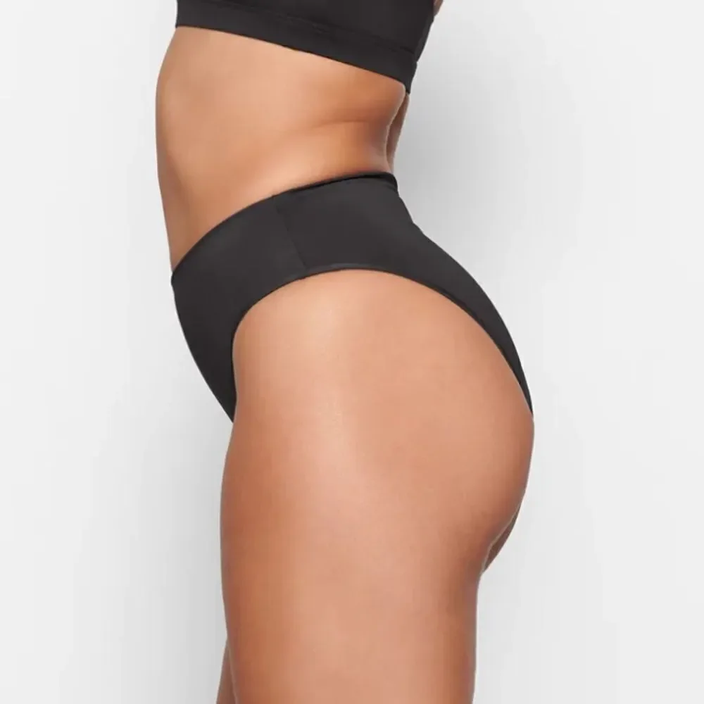 NWT SKIMS Recycled Signature Swim Mid Waist Bikini Bottom In Onyx Black
